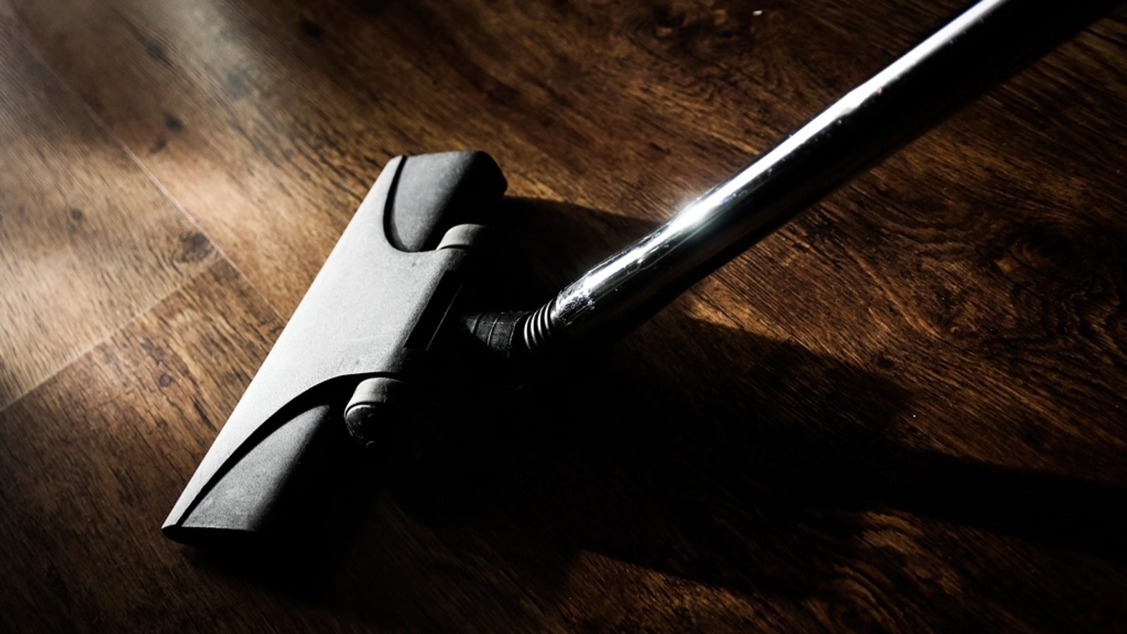 Tete d'aspirateur sur plancher de bois