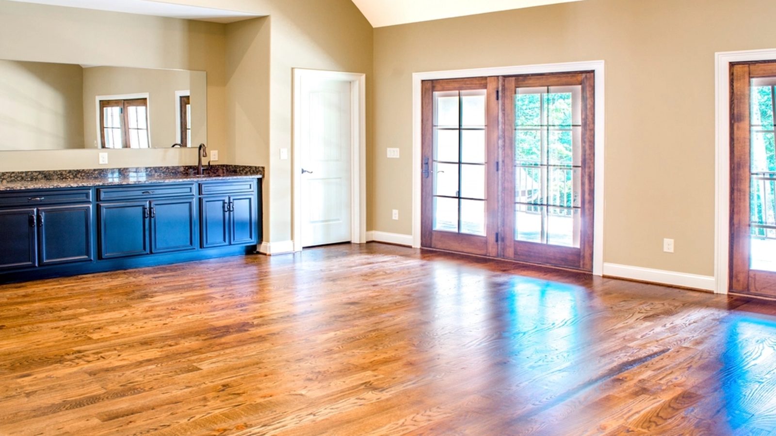 Grand plancher de bois franc propre