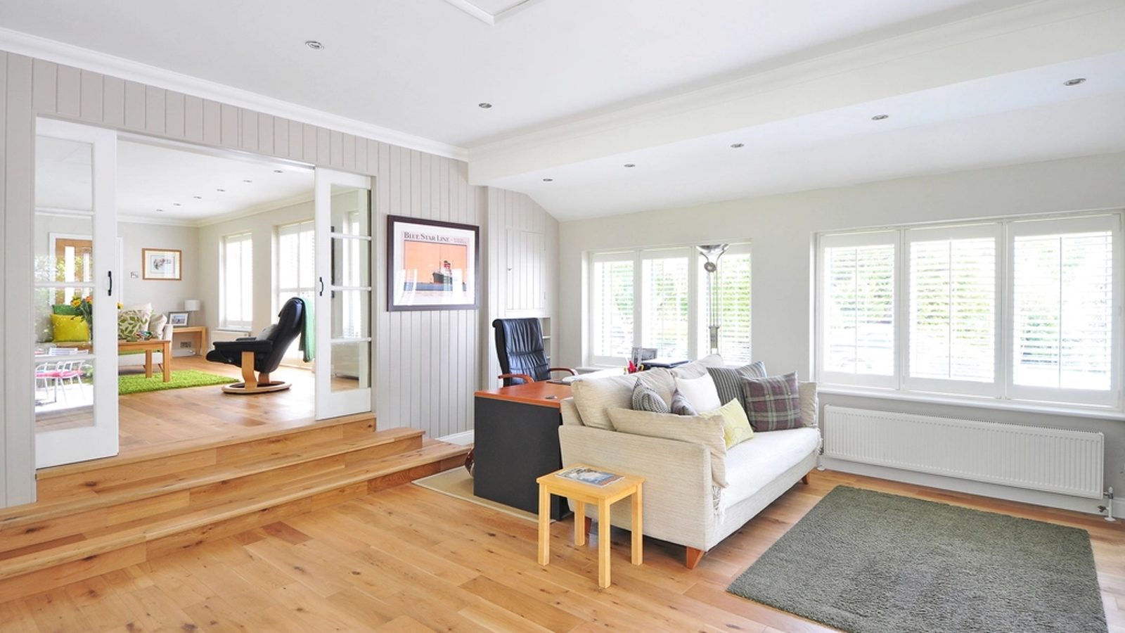 Salon minimaliste avec plancher de bois