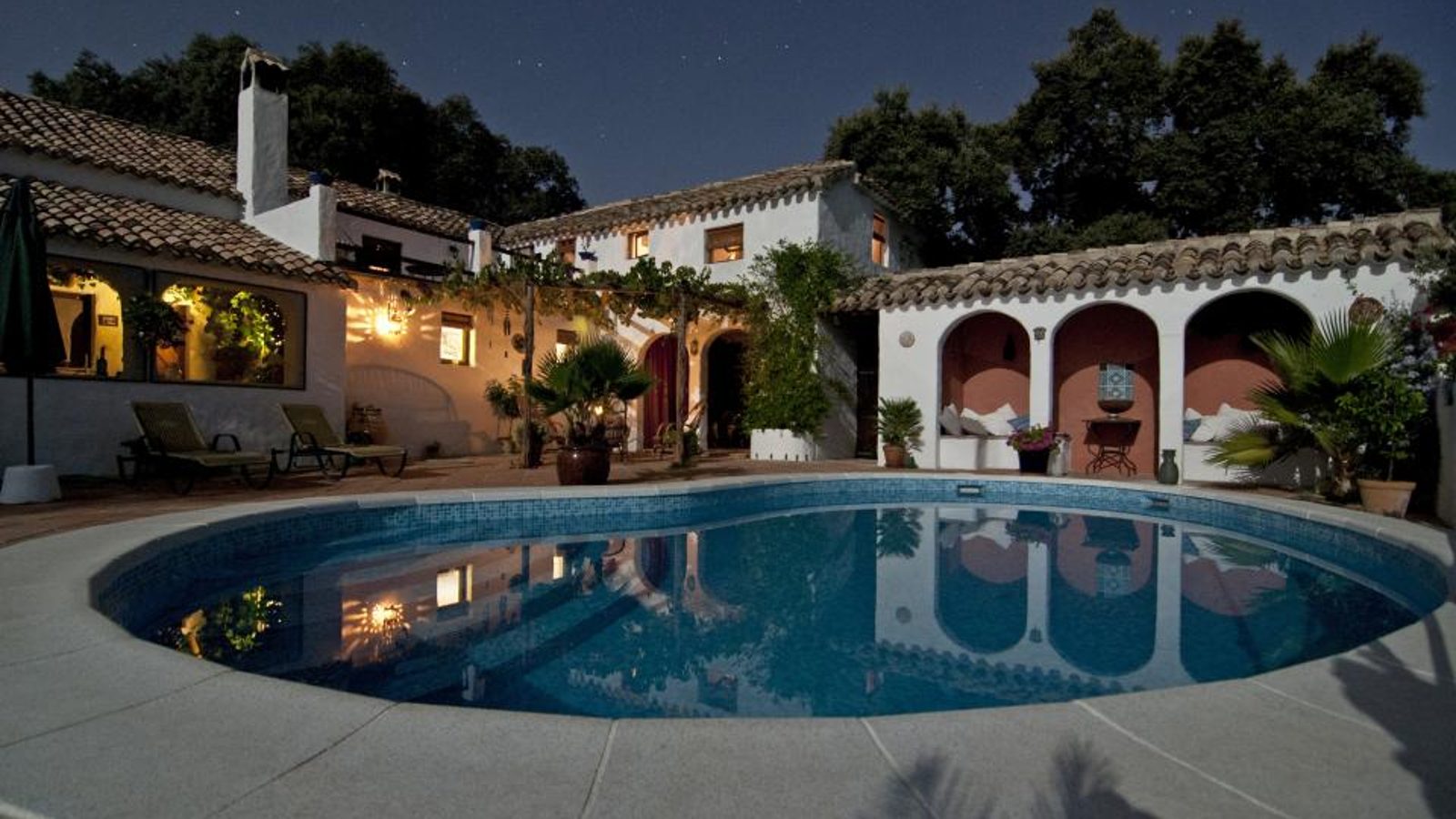 Piscine residentielle exterieure le soir